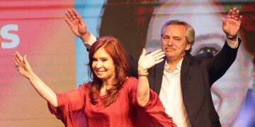 Alberto y Cristina luego de las elecciones (AP Photo/Daniel Jayo)