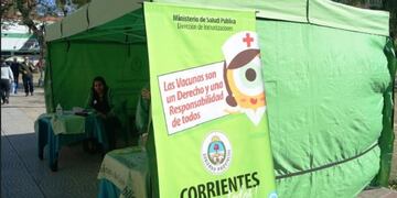 Campaña de vacunación antigripal en la plaza Vera\u002E (Foto: Corrientes Hoy)