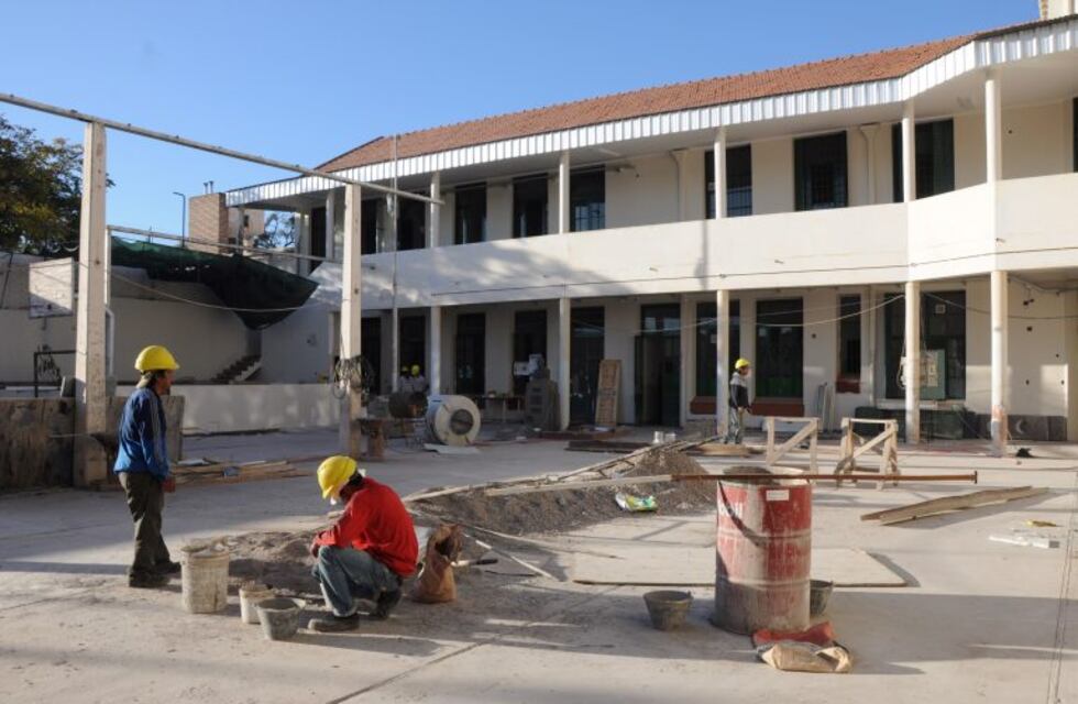 En abril volvieron a caer la producción industrial y la construcción