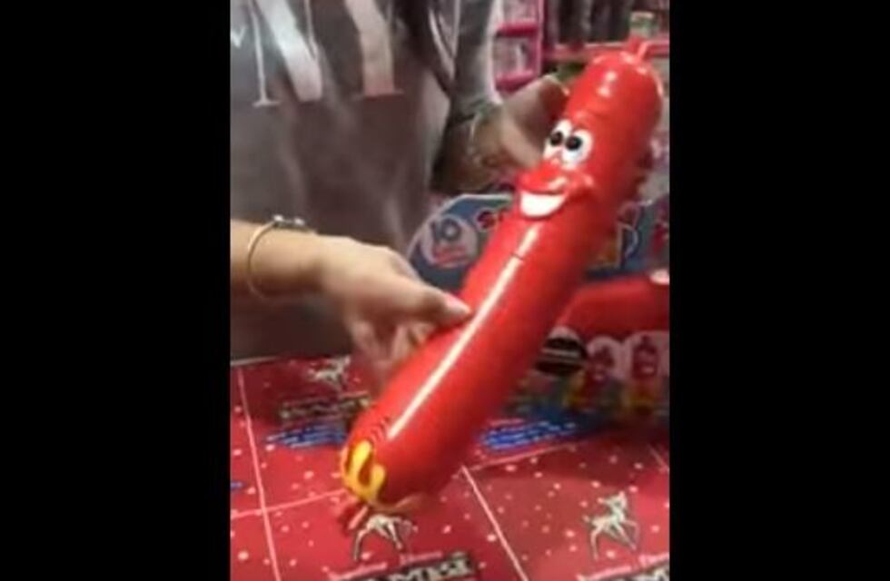 La "salchicha loca", el juguete para niños que despierta polémica en las redes