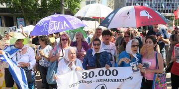 pedido de detencion y desafuero de senadora por causa encubrimiento atentado amia memorandum entendimiento\r\n\r\n\r\nBAS01\u002E BUENOS AIRES (ARGENTINA), 07/12/2017\u002E- Activistas participan en una manifestación de las Madres de Plaza de Mayo contra la falta de empleo hoy, jueves 7 de diciembre de 2017, en Buenos Aires (Argentina)\u002E Las Madres de Plaza de Mayo, junto a organizaciones sociales y políticas, celebraron hoy su \