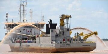 El trabajo de dragado se intensificó desde fines de abril para tratar de reactivar la actividad\u002E (@enapro)