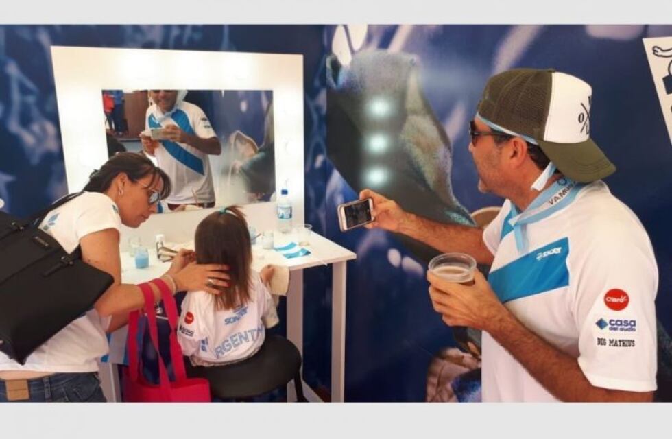 Maquillaje albiceleste para alentar a Argentina en la Davis