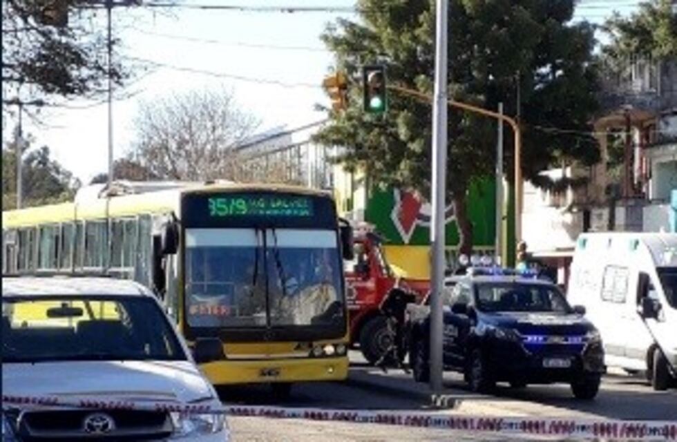 Un colectivero atropelló y mató a un pasajero luego de una discusión