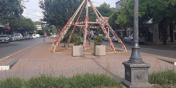 El polémico arbolito de navidad del centro de Rafaela