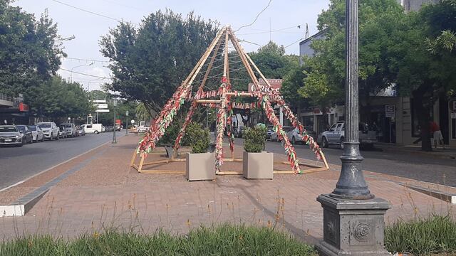 El polémico arbolito de navidad del centro de Rafaela