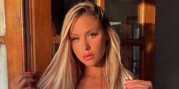 Minifalda y remera manga larga: Agustina Añón subió la temperatura en Instagram con su outfit otoñal