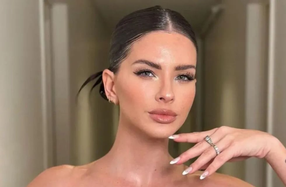 La China Suárez recibió el Año Nuevo con un vestido off white de encaje y con un súper escote