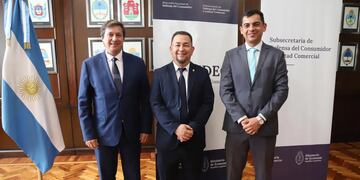 El director de Defensa del Consumidor de la Provincia de Jujuy, Luciano Tula (derecha), fue designado vicepresidente 2° del COFEDEC. Al centro, Fernán Poidomani (presidente), y Diego Puente Rosa (vicepresidente 1°).