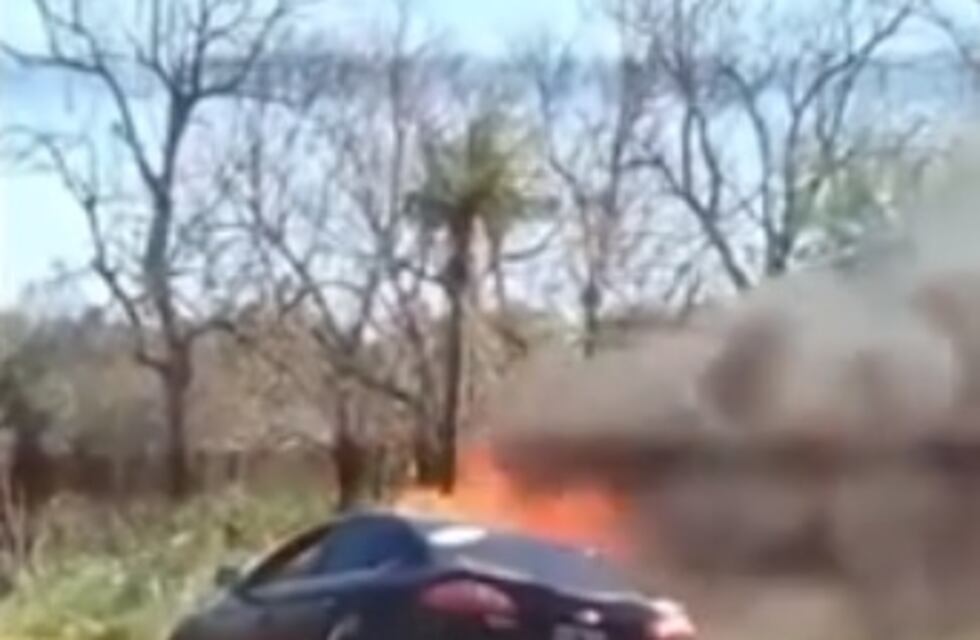 Se incendió un vehículo mientras circulaba por la ruta en Posadas