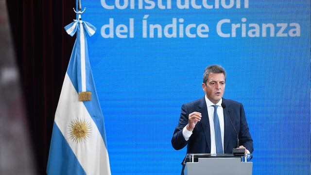 Sergio Massa, en la mira después de la inflación que volvió a subir en febrero.