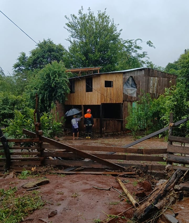 Intensas lluvias provocaron múltiples intervenciones policiales y de bomberos en Misiones.