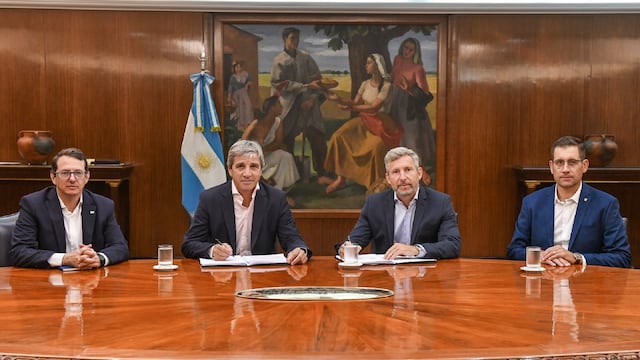 Rogelio Frigerio junto a Luis Caputo.