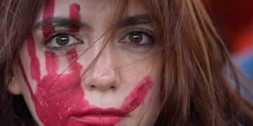 Una mujer asiste a una manifestación el Día Internacional de la Eliminación de la Violencia contra la Mujer en Milán, Italia, el sábado 25 de noviembre de 2023. (AP Foto/Luca Bruno)