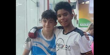 El argentino Lautaro Cufre (izq.) junto a su rival, el boliviano Santiago Gutiérrez.