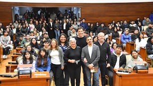 En primer plano la profesora Salas Soler junto a legisladores que recibieron a los estudiantes que cursan la materia Derecho Privado.