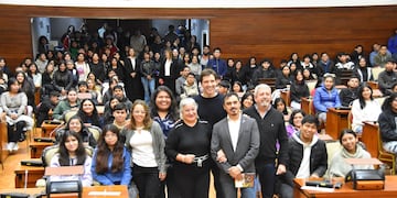 En primer plano la profesora Salas Soler junto a legisladores que recibieron a los estudiantes que cursan la materia Derecho Privado.