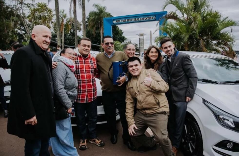 Entregan 11 nuevos vehículos en el marco del programa provincial “Ahora Taxi” en Puerto Iguazú