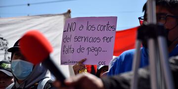 Organizaciones sociales, sindicatos y centros vecinales coincidieron este jueves  en Jujuy en una marcha contra los "tarifazos" en los servicios.