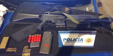 En el control policial detectaron que el hombre llevaba una escopeta con cargador.