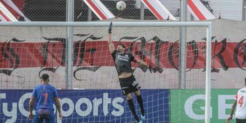 Las atajadas del Loco Carranza, un reaseguro para la Gloria.