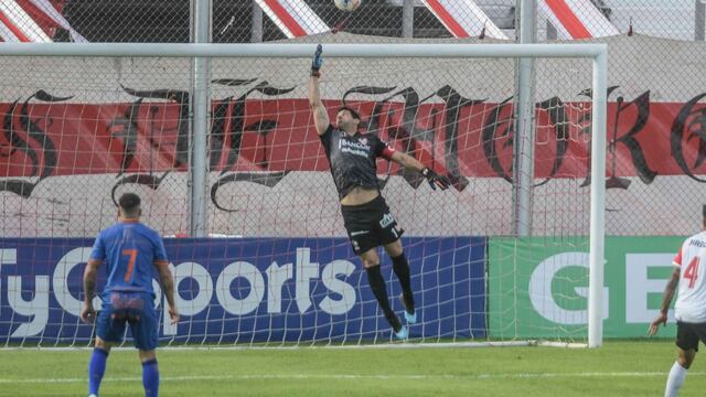 Las atajadas del Loco Carranza, un reaseguro para la Gloria.