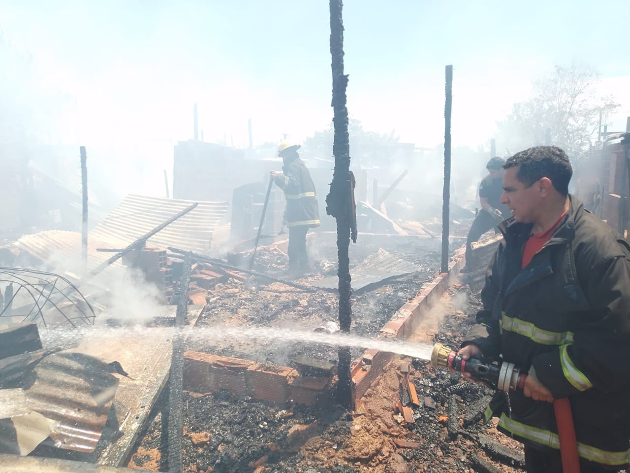 Siete viviendas resultaron afectadas por un incendio en el barrio Los Oleritos de Posadas.