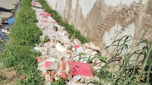 La pared de 80 metros de largo quedó en ruinas.