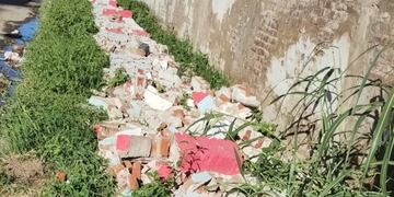 La pared de 80 metros de largo quedó en ruinas.