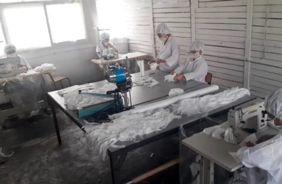 Coronavirus: un centenar de presos bonaerenses fabricaron 85.000 barbijos en un mes