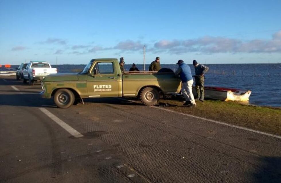 Esquivó el control de la ruta 7 y terminó hundido con el auto junto a sus hijas en La Picasa