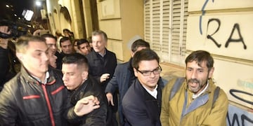 Mauricio Macri y Juan Schiaretti y el intento de escrache de una persona en la calle\u002E