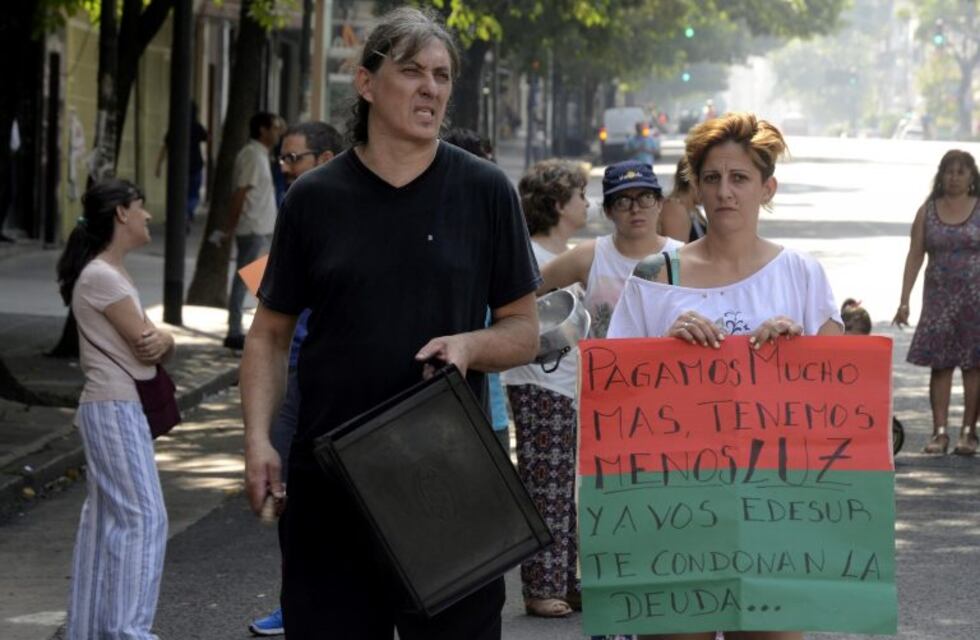 Más de 100 mil usuarios continúan sin luz en Capital y se multiplican las protestas en la calle