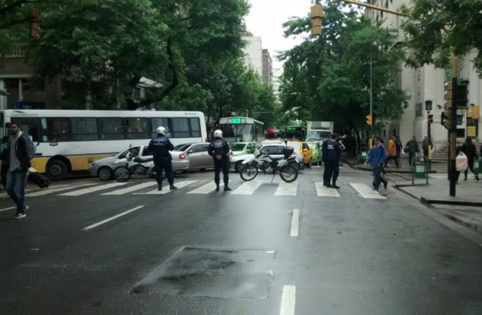 Masiva movilización de estatales cordobeses genera caos de tránsito en el centro de la ciudad
