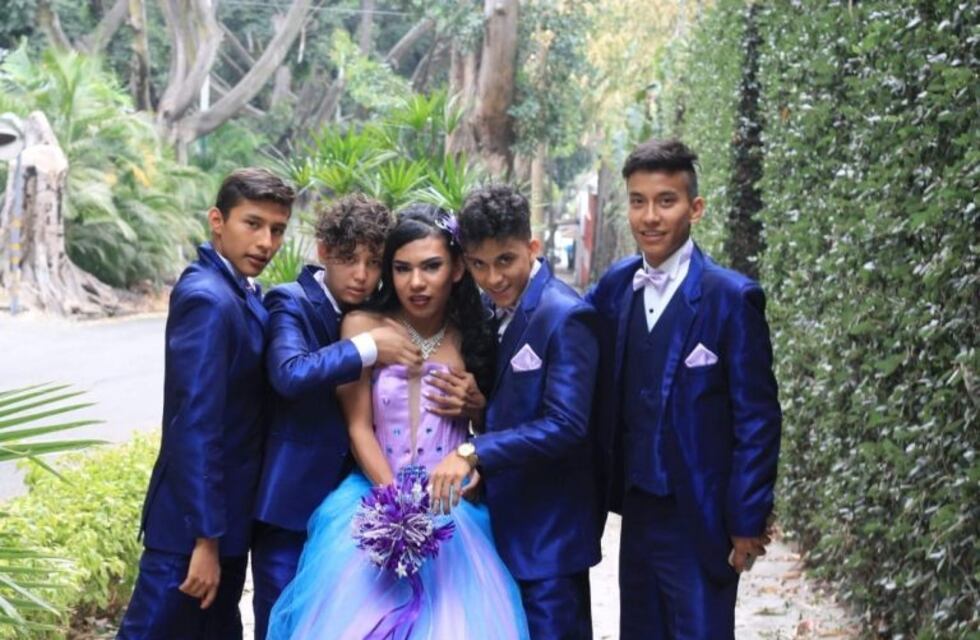 Un adolescente mexicano festejó sus quince con vestido y bailarines y se hizo viral