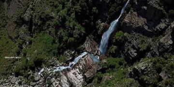La cascada de nacimiento del río Mina Clavero\u002E