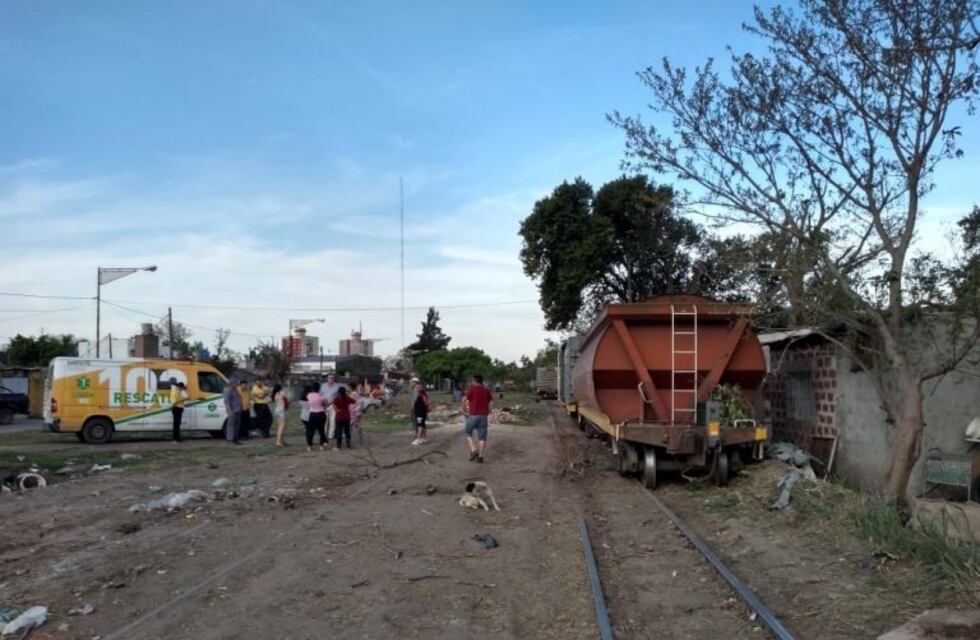 Un tren descarriló y se metió dentro de una casa