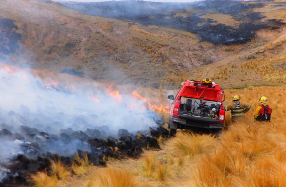El fuego originado en Capilla del Monte avanza con rapidez hacia La Cumbre