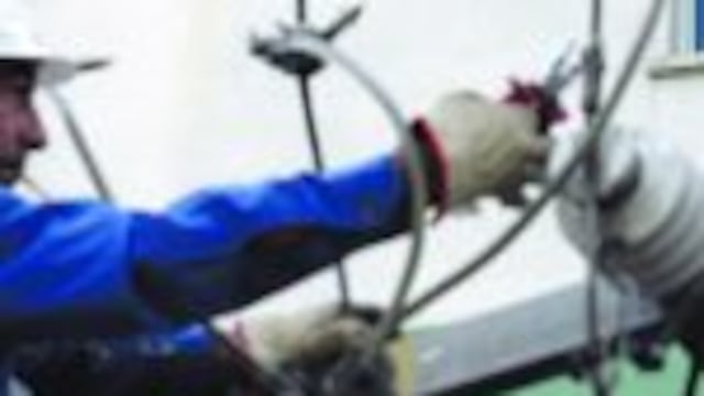 CLAIMA20121227_0047 DAVID FERNANDEZ Por la vuelta. Ayer al mediodu00eda, los vecinos de Villa Adelina, tras 40 horas sin luz, observaban el trabajo de las cuadrillas de Edenor y esperaban por la restituciu00f3n del servicio. / DAVID FERNANDEZ