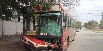 Ómnibus embistió a motociclista que quedó en grave estado