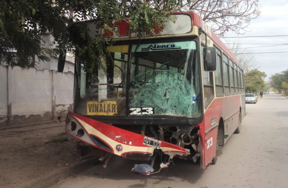 Ómnibus embistió a motociclista que quedó en grave estado