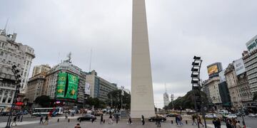 Vista de una pancarta gigante en el edificio próximo al Obelisco