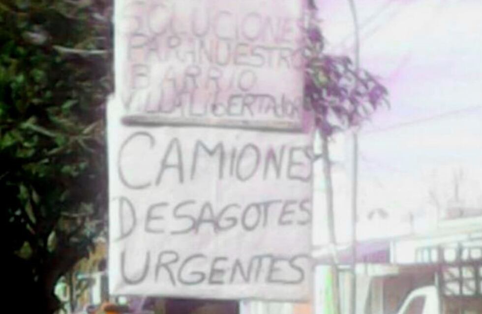 Inundan con carteles pidiendo cloacas en Villa El Libertador