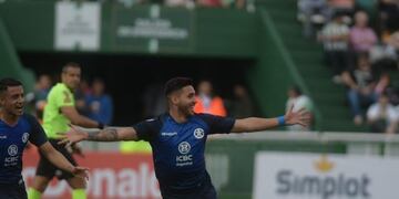 Nahuel Bustos puso el 1-0 para Talleres\u002E