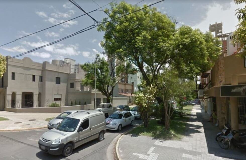 Un camión recolector chocó con un auto estacionado en Paraná