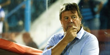Ricardo Zielinski coach of Argentina's Atletico Tucuman looks on during a Copa Libertadores soccer match against Colombia's Independiente Medellin in Tucuman, Argentina, Tuesday, Feb\u002E 25, 2020\u002E(AP Photo/Florencia Tan Jun)