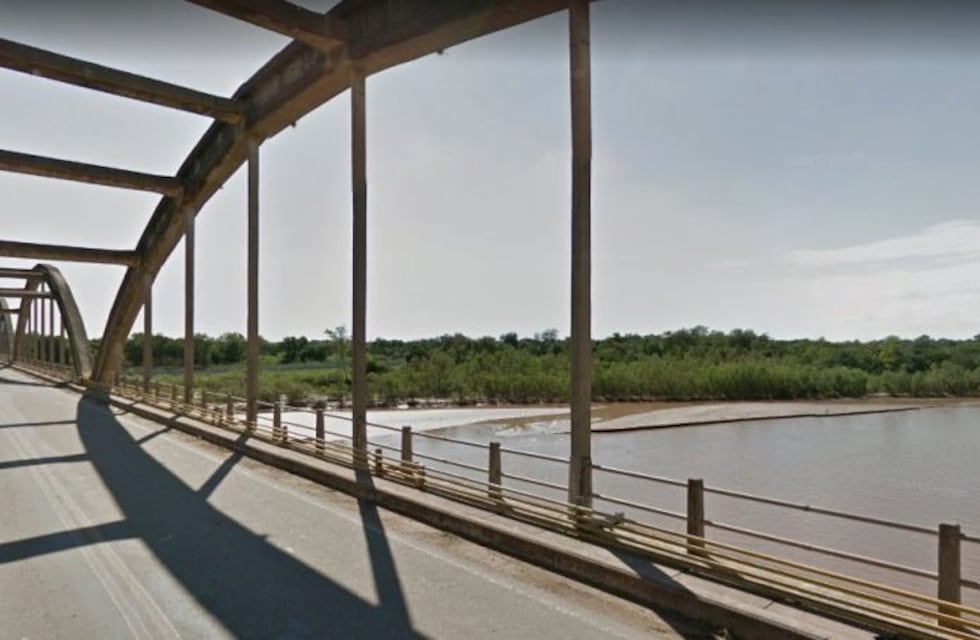 Selfies mortales: casi muere al caerse de un puente en Pichanal