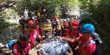 así fue trasladado el cuerpo este miércoles por la tarde\u002E (Foto: gentileza Cadena 3)\u002E