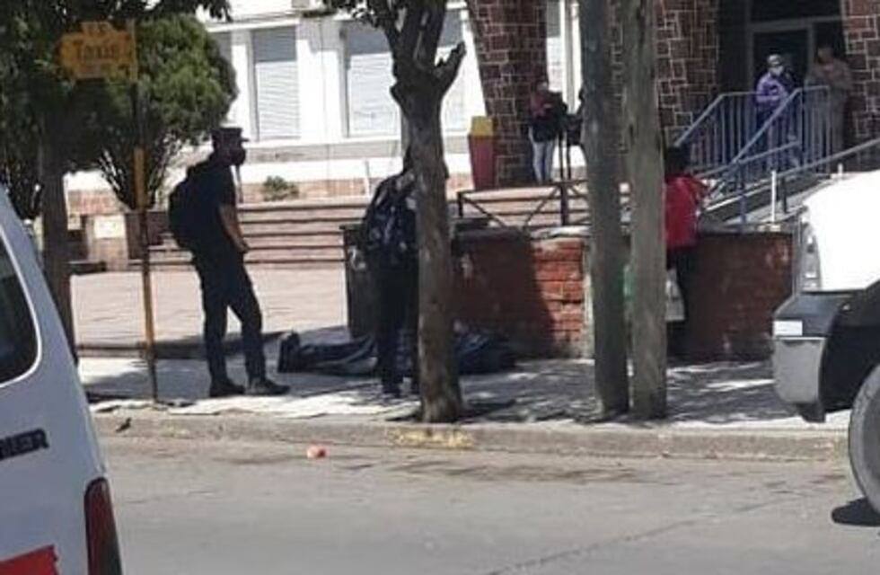 Murió un hombre en la puerta del Hospital San Bernardo