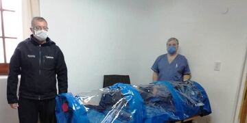 Entregaron una camilla para traslado de pacientes a Policoop